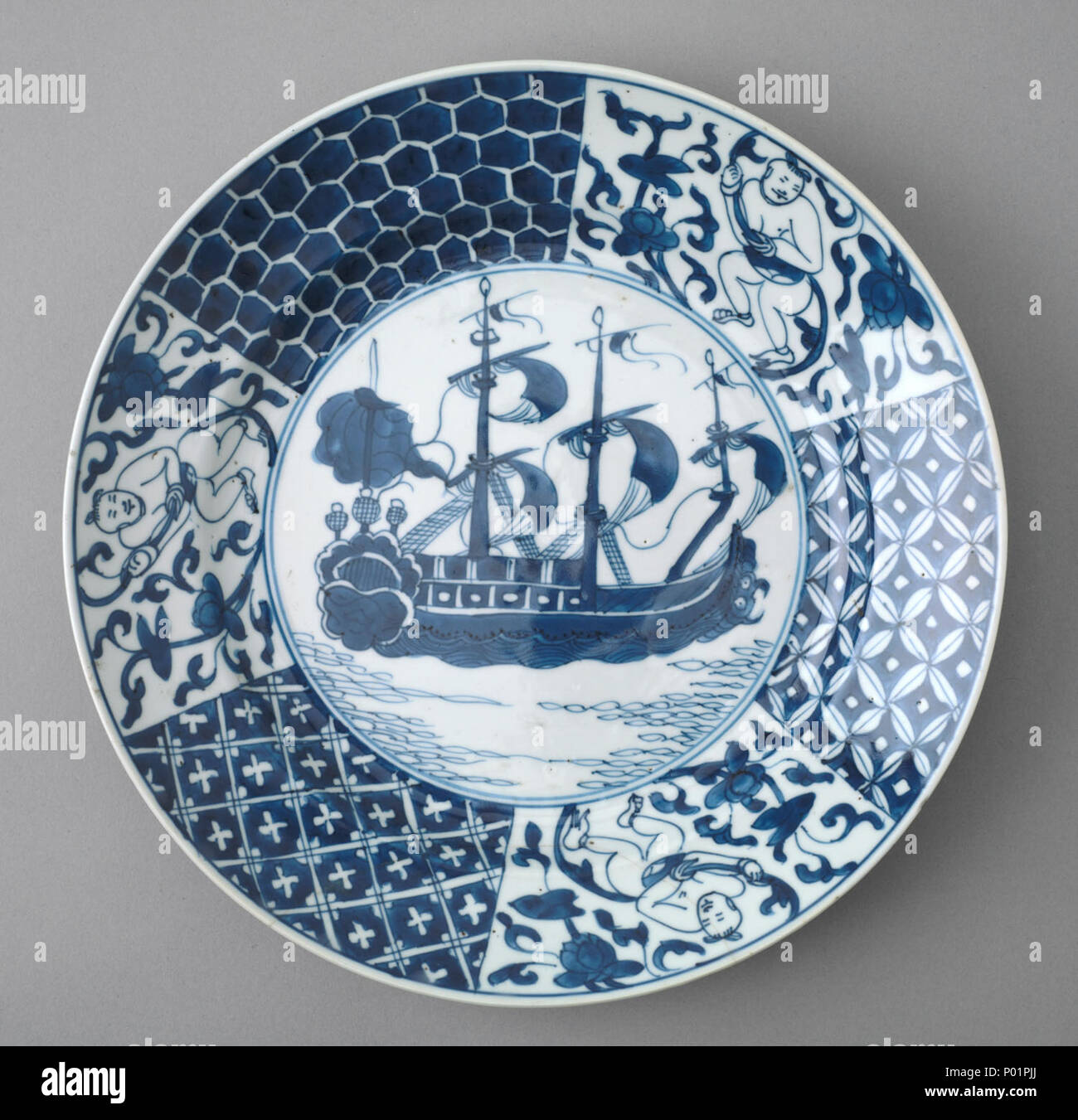 . Nederlands: Bord van Chinees porselein, met een voorstelling van een driemaster, collectie Scheepvaartmuseum Amsterdam . 1700. 16 sconosciuto Bord van Chinees porselein, met een voorstelling van een driemaster Foto Stock