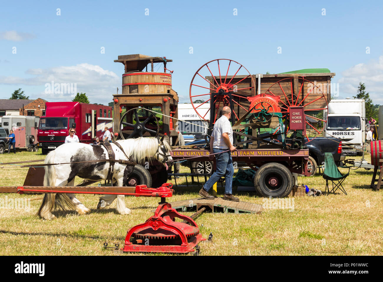 Ninetenth secolo cavallo-powered fienile macchina trebbiatura sul display all The Arthington show, West Yorkshire, nel 2017. Un primo esempio di fattoria mechanisa Foto Stock