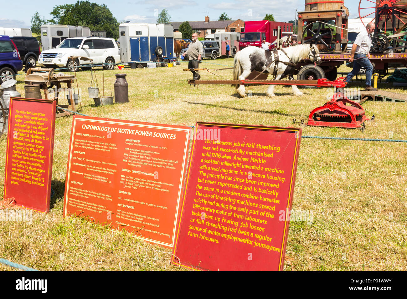Ninetenth secolo cavallo-powered fienile machinedisplayed di trebbiatura al Arthington show, West Yorkshire nel 2017, uno dei primi esempi di meccanizzazione agricola Foto Stock