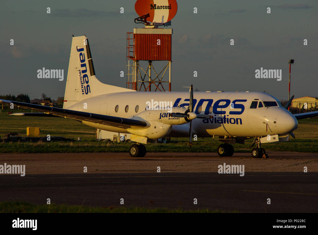 Janes Aviation HAWKER SIDDELEY HS748 G-AYIM piano di trasporto a Londra aeroporto di Southend con il vecchio Marconi piatto radar. Compagnia aerea di proprietà di Andy Janes Foto Stock