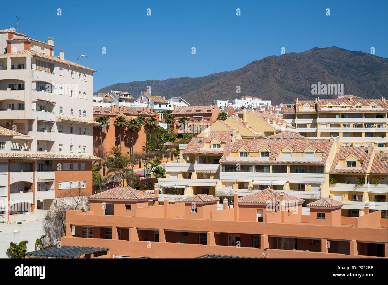 Edifici di appartamenti & Sierra Bermaja a Estepona, Foto Stock