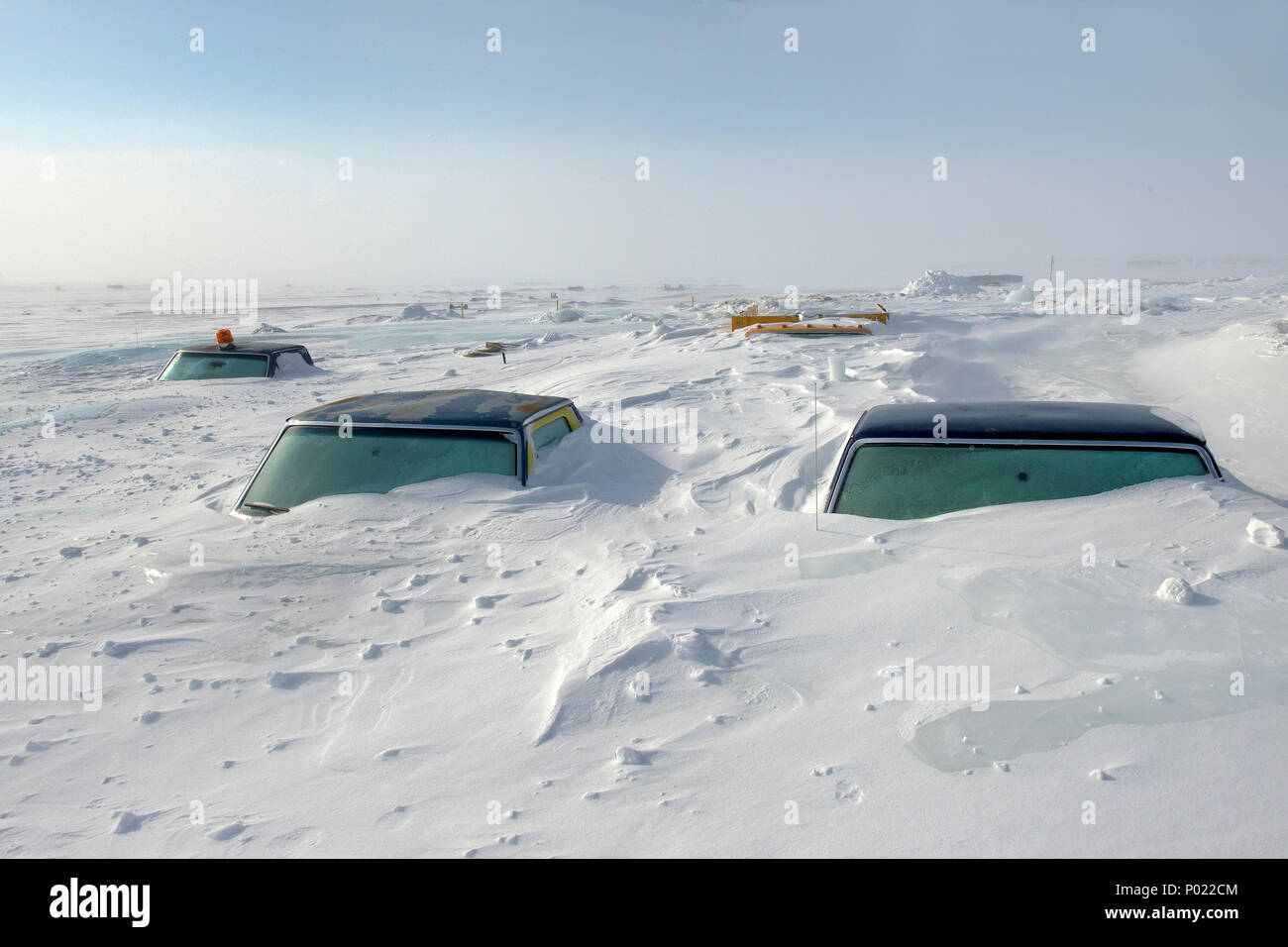 Eingeschneite Fahrzeuge bei Iqaluit Nunavut im Territorium, Kanada | Neve auto coperti a Iqaluitat, Nunavut teritorry, Canada Foto Stock