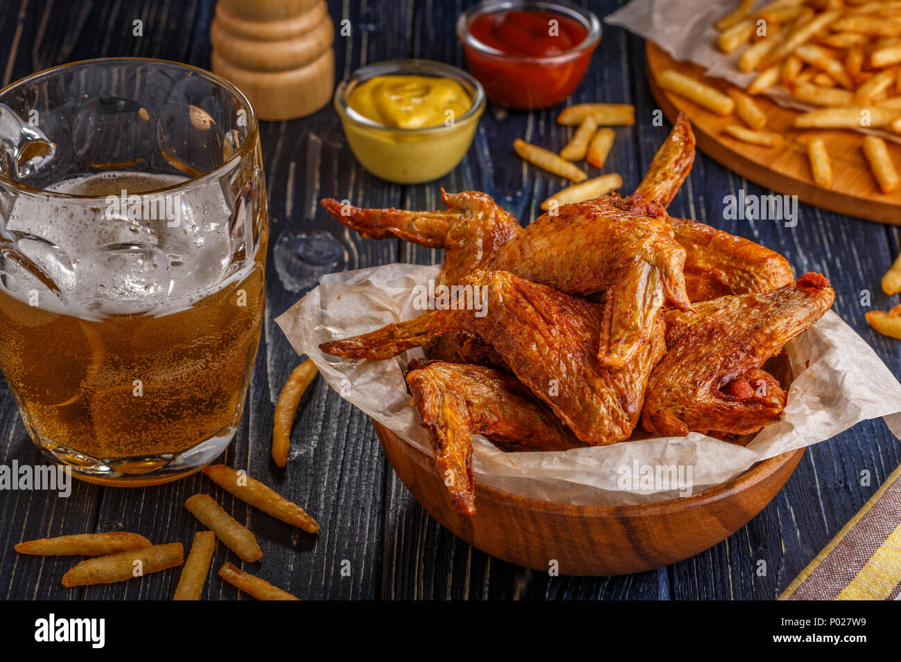 Ali di bufalo con patatine fritte e birra, il fuoco selettivo. Foto Stock