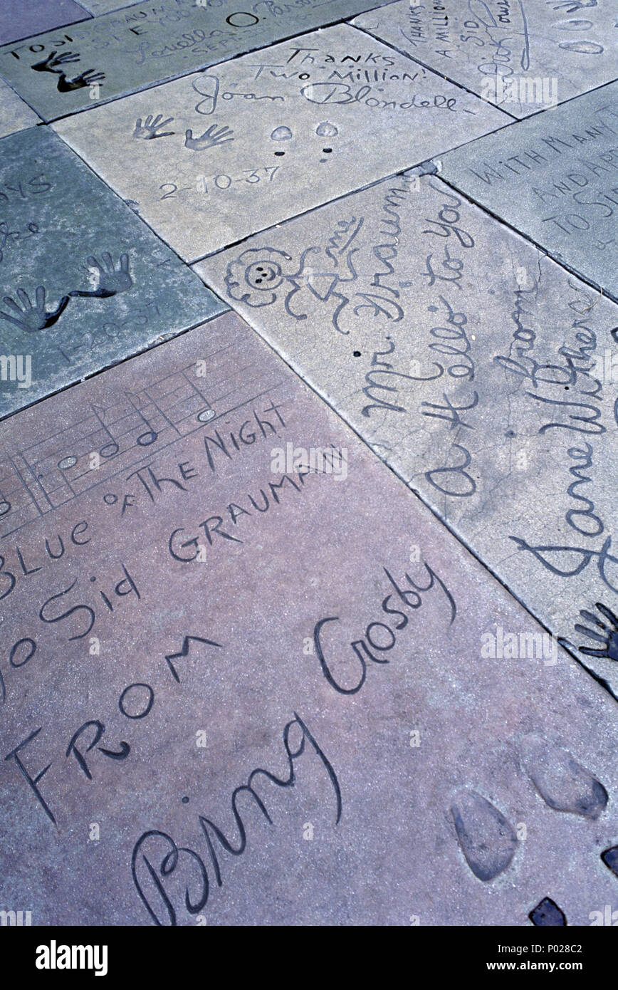 1992 film storico stelle a mano e a pedale consente di stampare nel cemento GRAUMANS Chinese Theatre HOLLYWOOD Los Angeles California USA Foto Stock