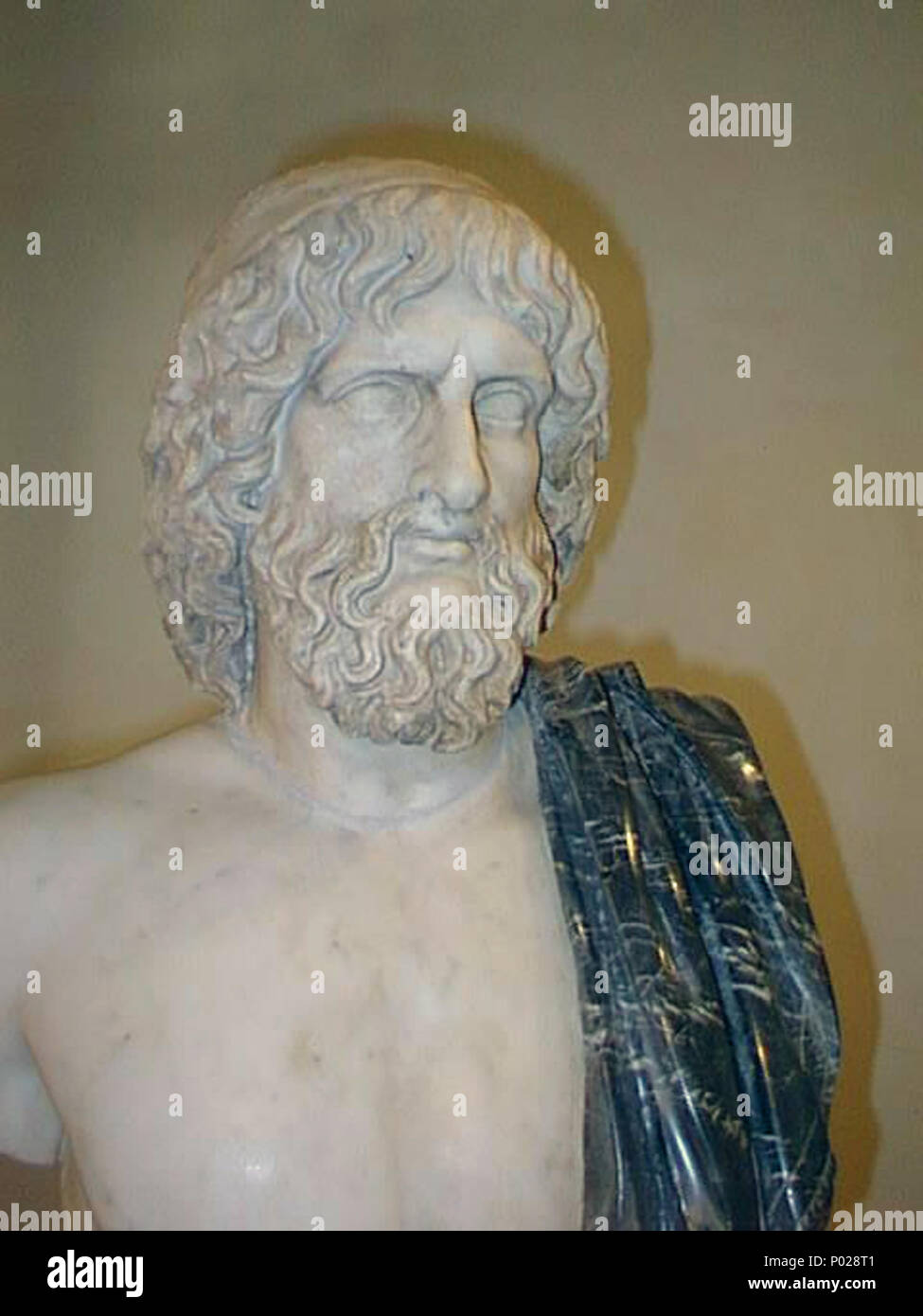 . Inglese: copia romana dopo un originale greco del V secolo A.C.; il mantello nero è una moderna aggiunta. Français : Buste d'Hadès. Marbre, copie romaine d'onu grec originale du Ve siècle av. J.-C.; le manteau en marbre noir est une aggiunta moderne. Ancienne collezione Ludovisi. Italiano: Ritratto di Ade. Marmo, copia romana di un originale greco del V sec. a.C.; la mantella nera è moderna. Da collezione Ludovisi. . Inglese: Busto di Hades. Il marmo . V secolo A.C. 18 Plutone Foto Stock