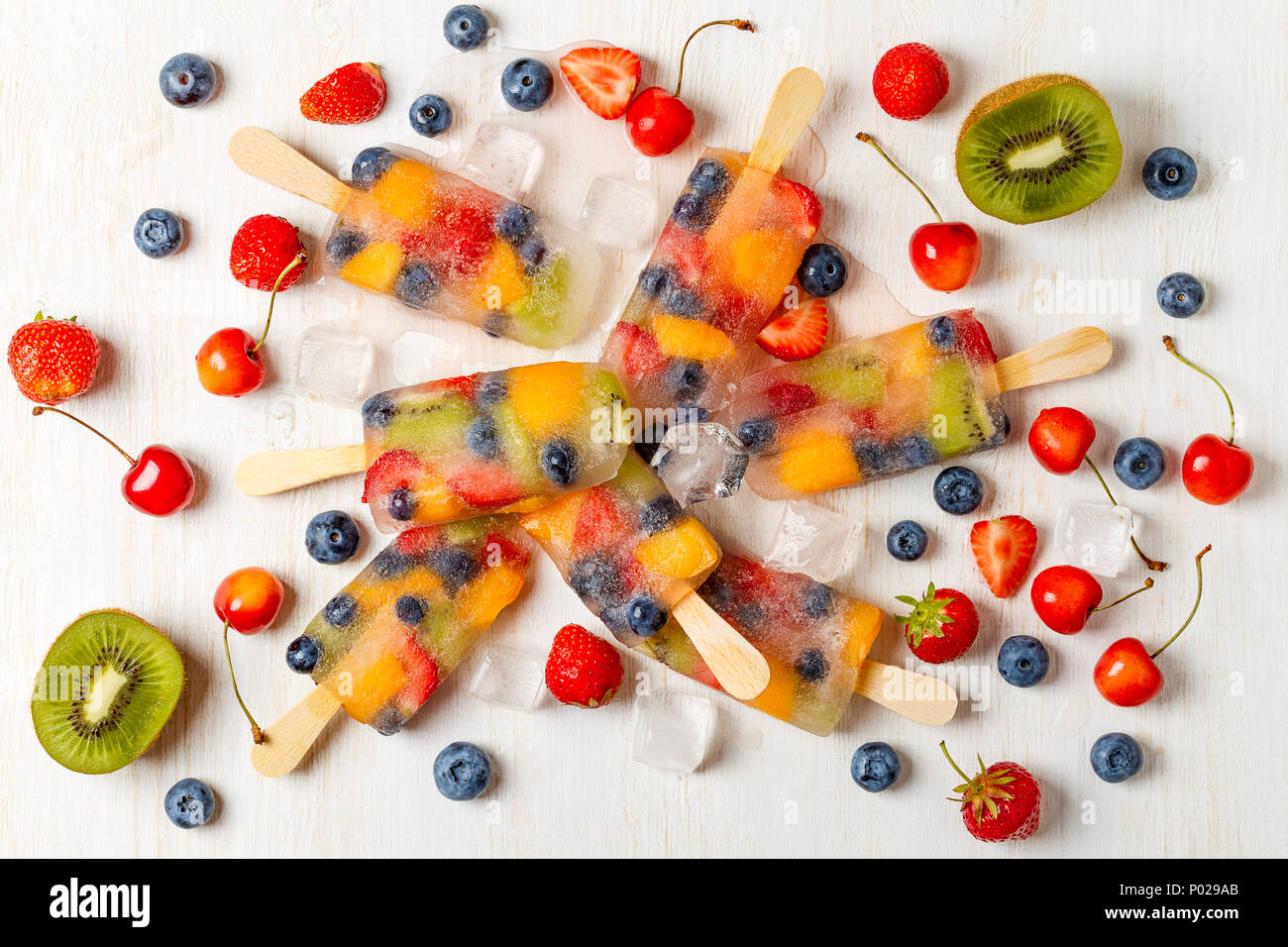 In casa popsicles con bacche e frutti, vista dall'alto. Foto Stock