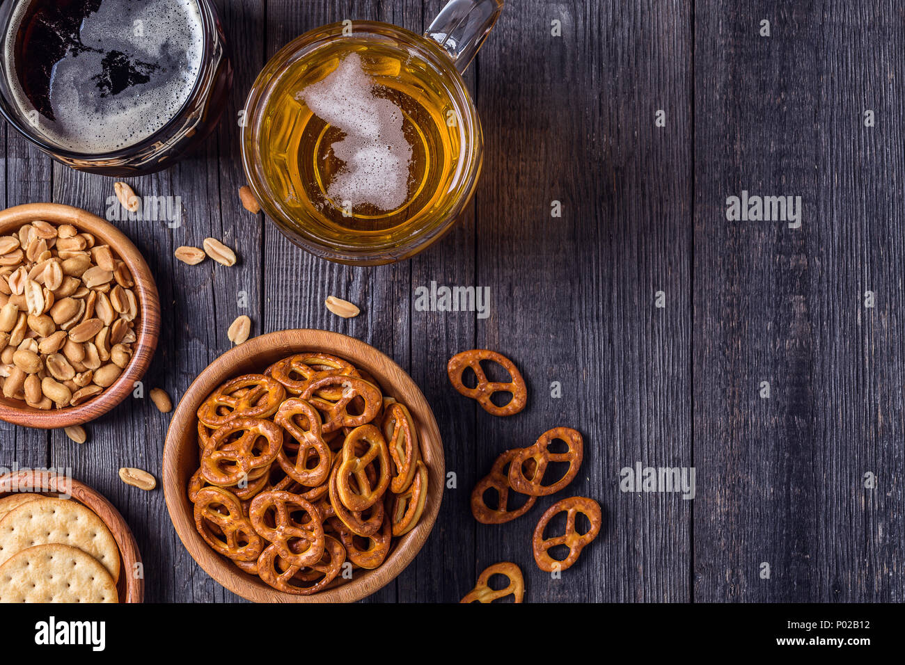 La birra con salatini, cracker e dadi, vista dall'alto. Foto Stock