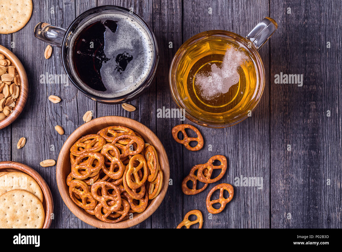 La birra con salatini, cracker e dadi, vista dall'alto. Foto Stock