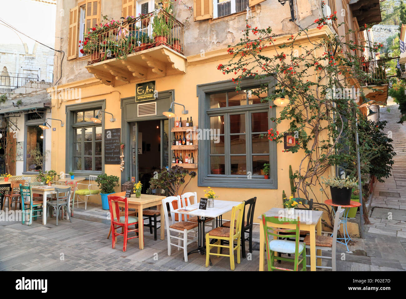 Caffè greco bar, 'Es Aei', enoteca e tapas bar e colorati di Nafplio wine bar, Grecia Foto Stock
