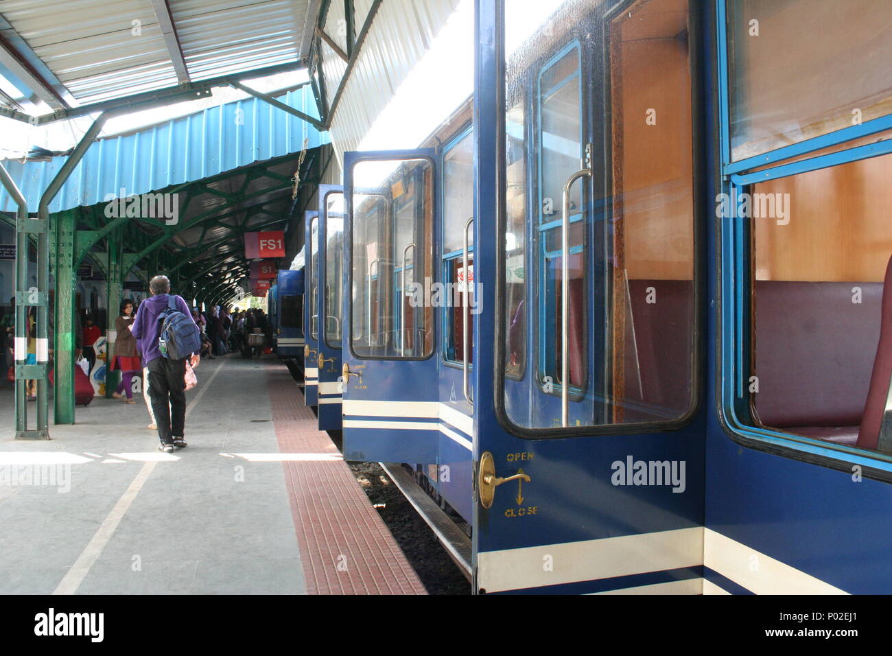 Aprire gli sportelli del carrello sul Nilgiri ferrovia di montagna, la stazione di Ooty, Tamil Nadu, India Foto Stock