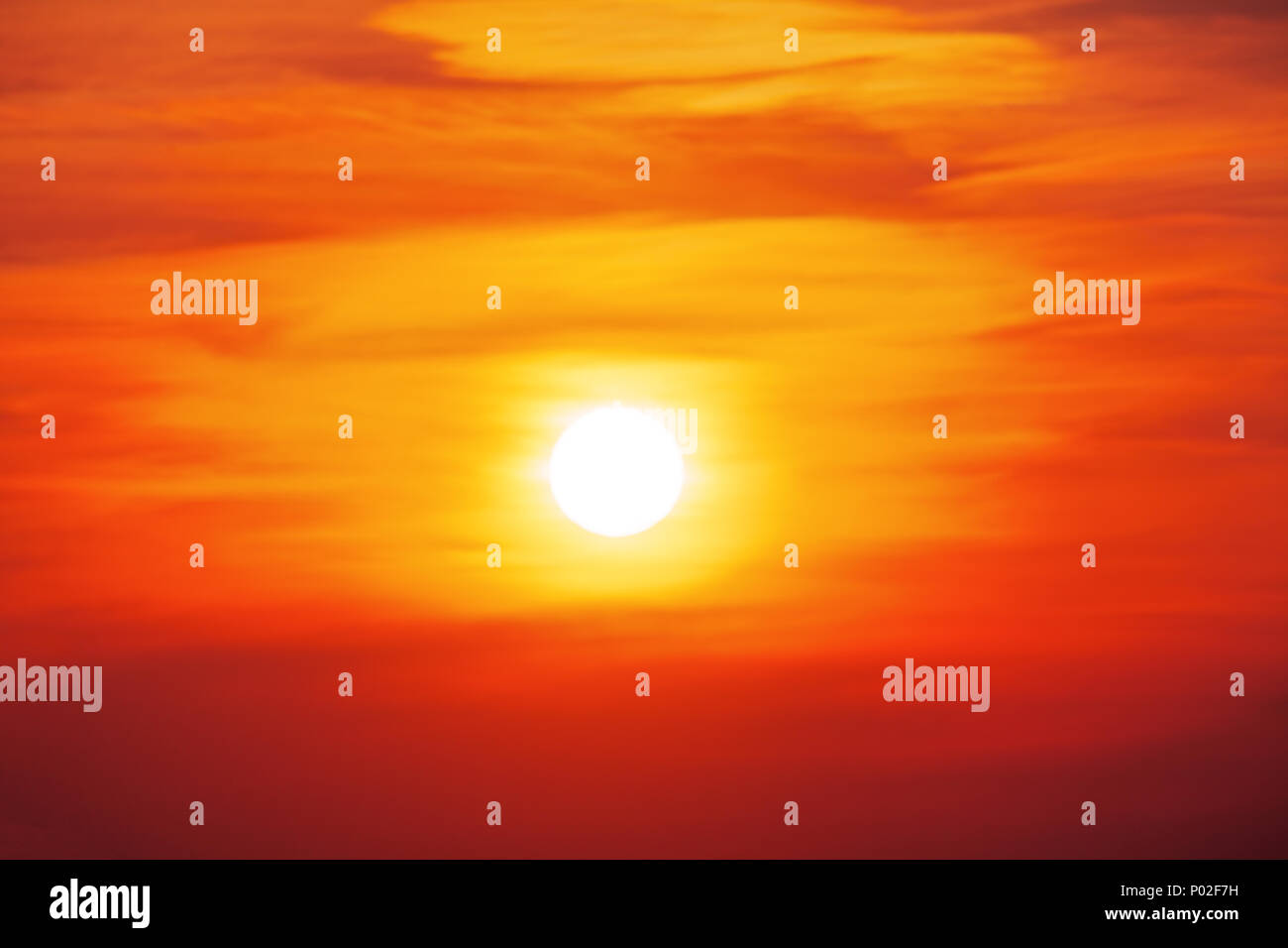 Sky con il cloud al tramonto sullo sfondo Foto Stock
