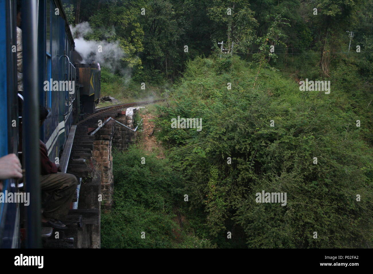 Treno a vapore viaggio, Nilgiri ferrovia di montagna, Tamil Nadu, India Foto Stock