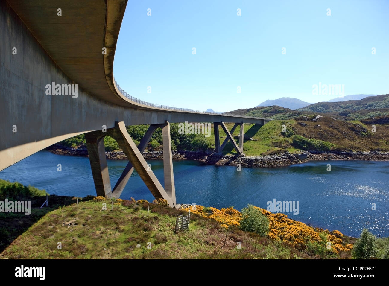 Kylesku bridge spanning Loch un' Chàirn Bhàin in Sutherland, Scozia. Foto Stock
