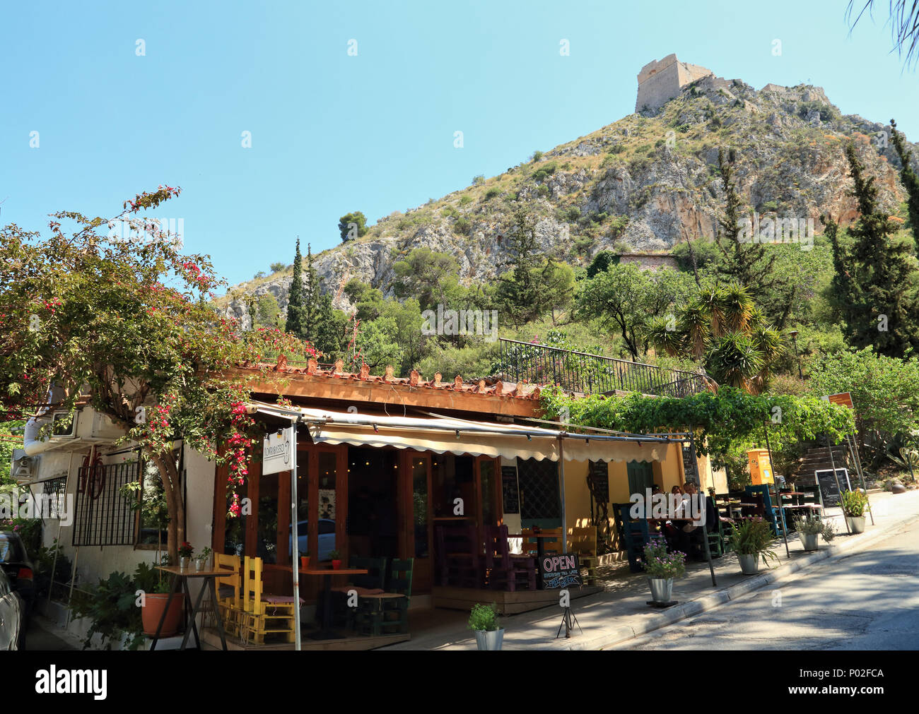 Bar Kontrabasso, ultima fermata prima di salire Naflio castle Foto Stock