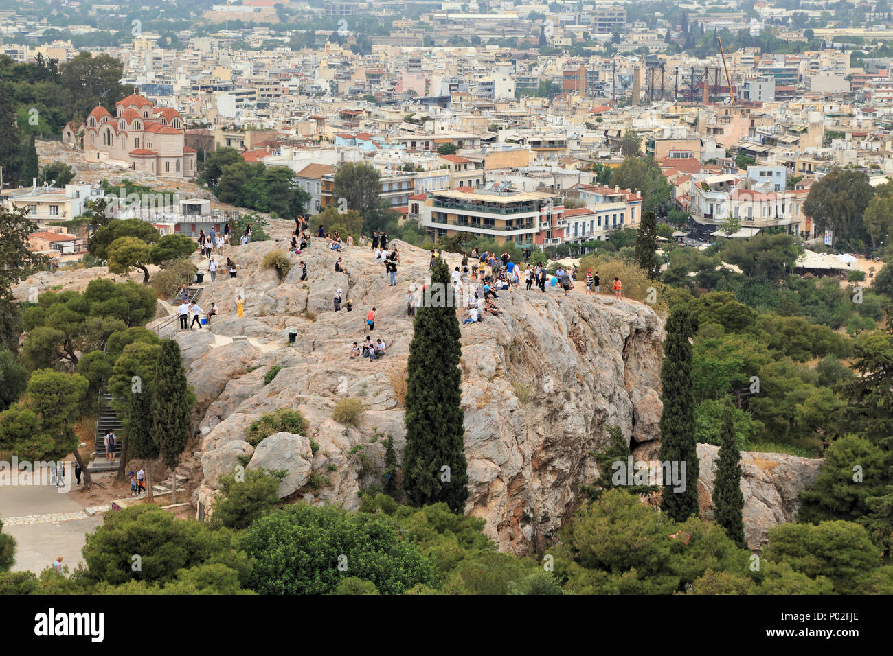 L Areopago hill, vista dall'Acropoli Foto Stock