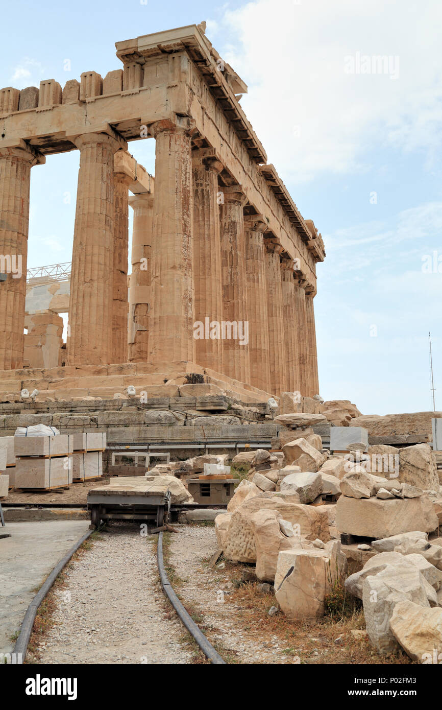 I binari ferroviari e carro presso il sito di ripristino dell'Acropoli, il Partenone tempio Foto Stock