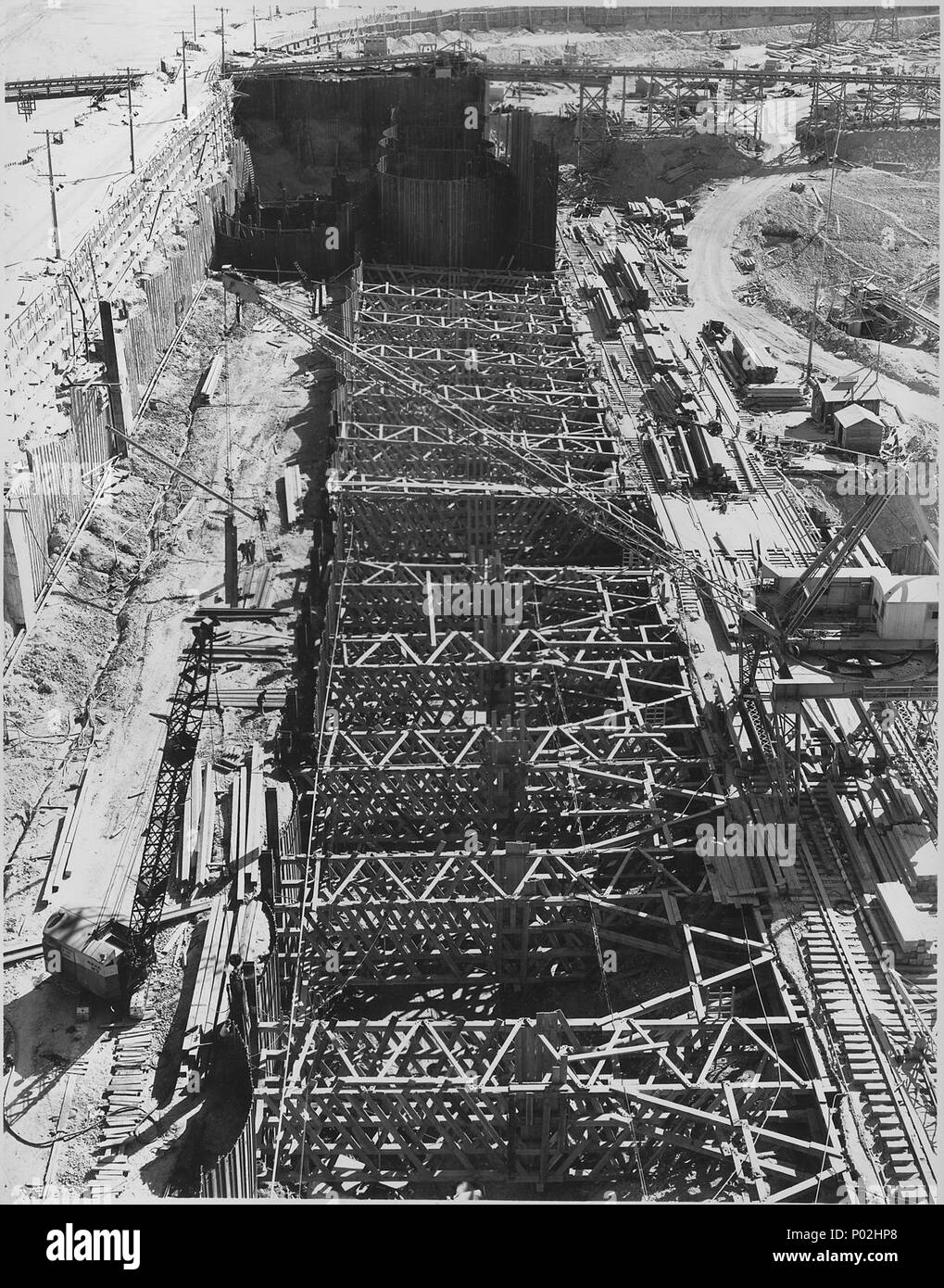 La pesante puntoni di legno tra il foglio di pareti di acciaio nella sezione "F." lo scavo di fondamenta, 60 piedi profondo, è andare... - Foto Stock