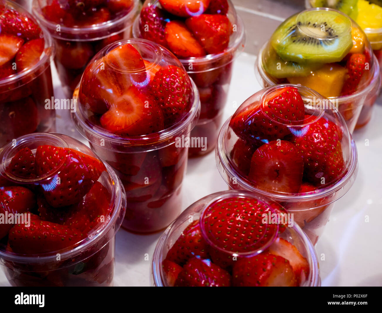 La fragola e kiwi insalate in bicchieri di plastica presso il mercato centrale di Valencia, Spagna Foto Stock
