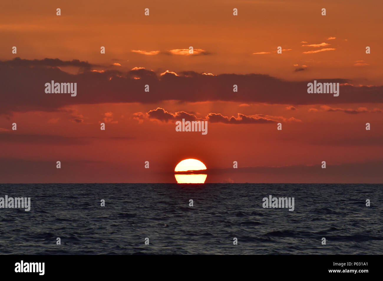 Sunrise/ tramonto sul mare con i suoi colorati sky Foto Stock Sunrise/ tramonto sul mare con i suoi colorati sky Foto Stock