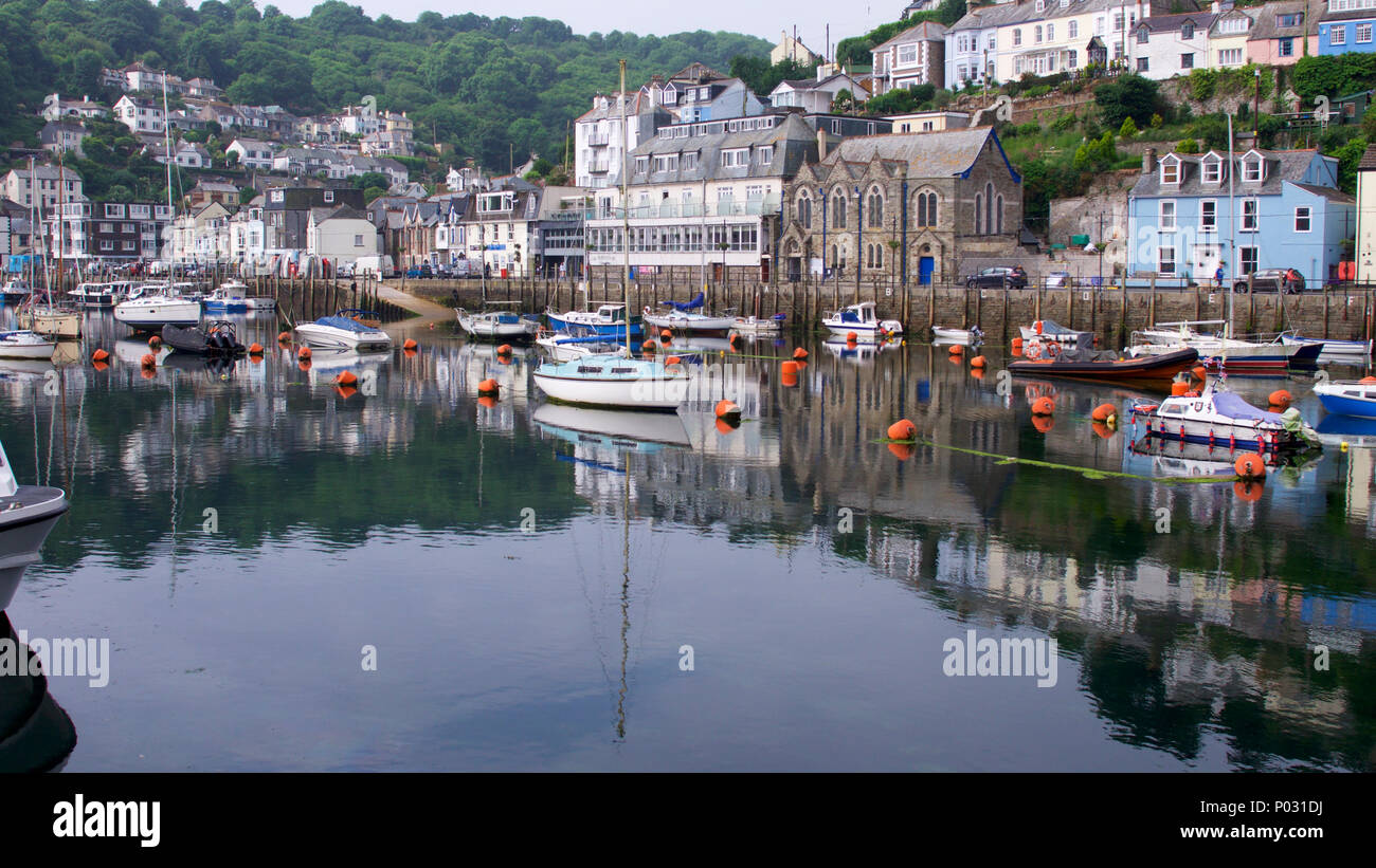 Riflessioni sull'acqua a cornish villaggio di pescatori sulla ancora una mattina d'estate. Foto Stock