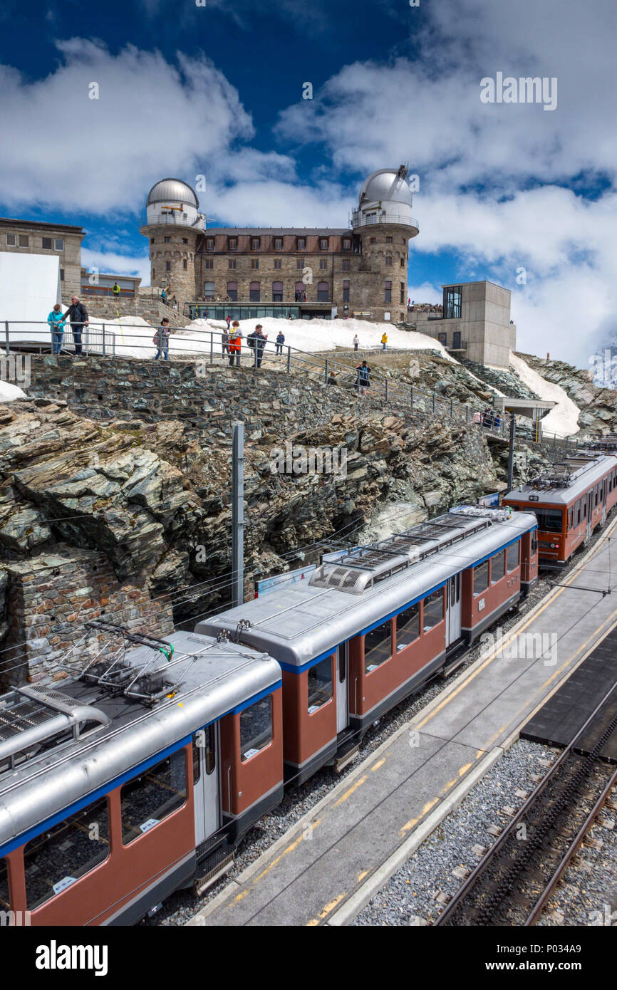 Hotel, osservatorio e treni a Gornergrat al termine del viaggio in treno da Zermatt, Svizzera, nelle Alpi Foto Stock