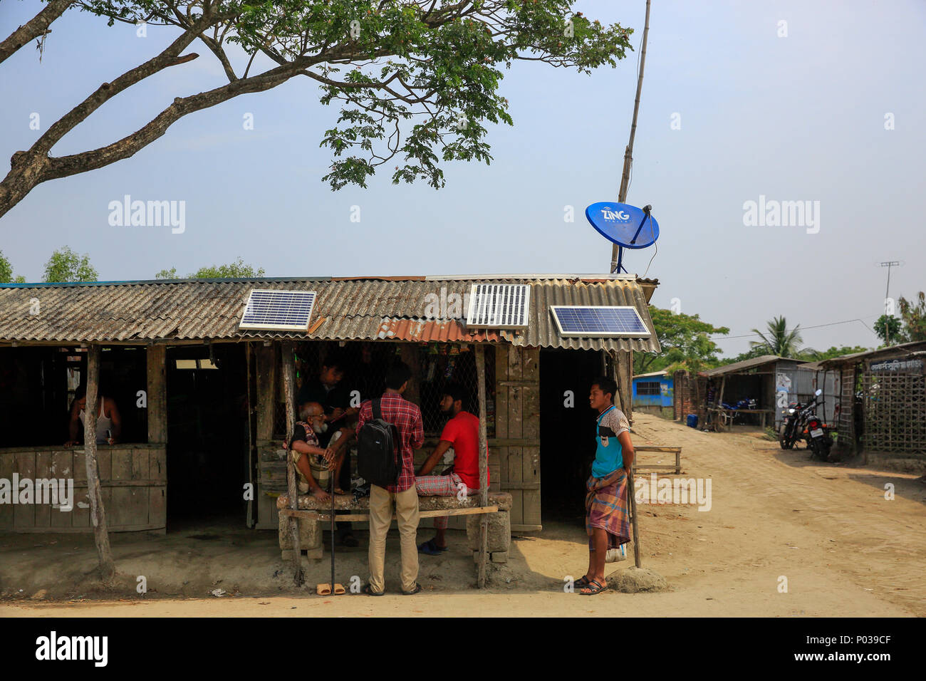 Solar è la sola fonte energetica di Gabura unione in Shyamnagar Upajila sotto Satkhira distretto del Bangladesh. Il ciclone Aila allagato questo settore nel 2009, t Foto Stock
