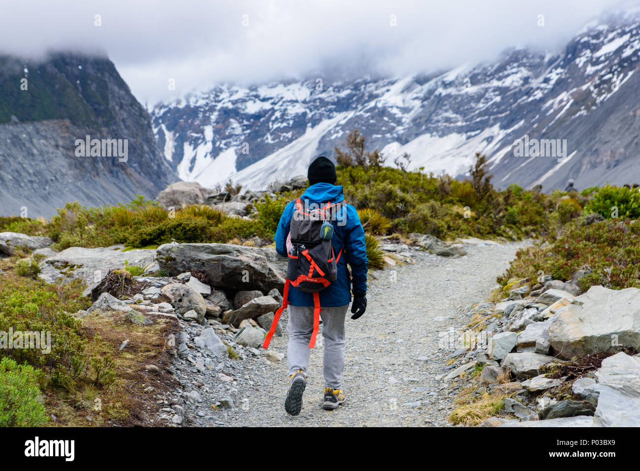 Hooker Valley via in inverno con neve montagne, Nuova Zelanda Foto Stock