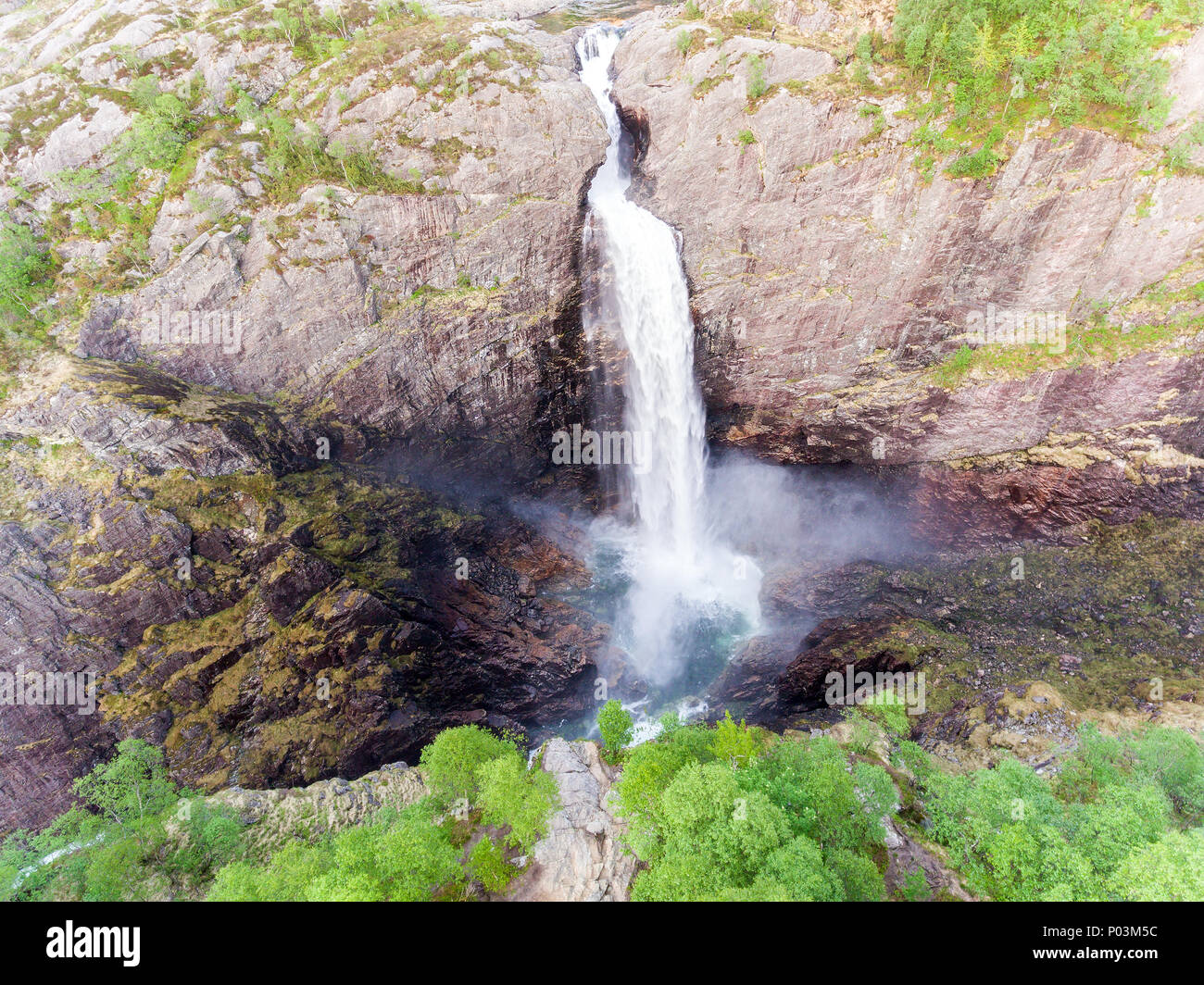 Splendida vista aerea su un enorme cascata e la valle intorno ad esso. Bird view. Norvegia, Manafossen. Foto Stock