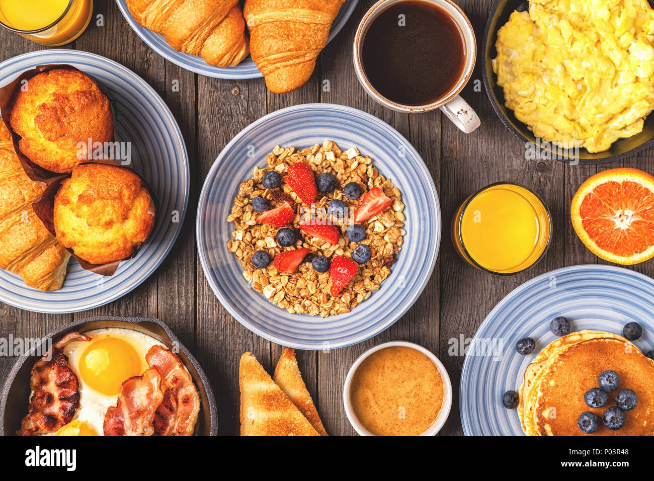 La deliziosa prima colazione su un tavolo rustico. Vista superiore, copia dello spazio. Foto Stock