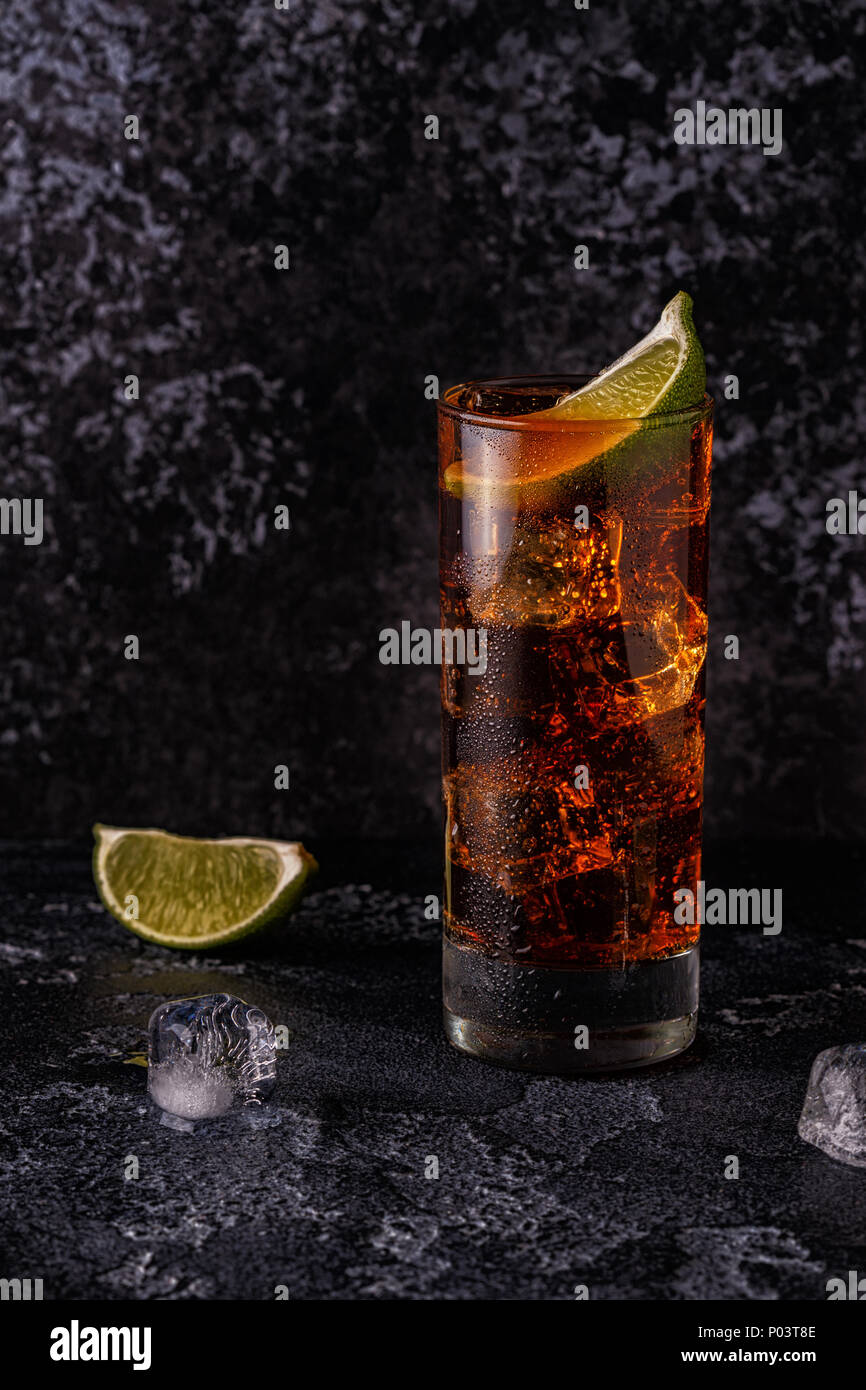 Il rum e la cola cuba libre con calce e ghiaccio, il fuoco selettivo. Foto Stock