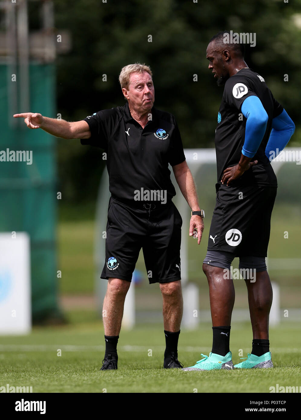 Usain Bolt durante il mondo XI formazione del team di sessione durante il Soccer aiuto per l'UNICEF sessione di formazione presso Motspur Park, Londra. Stampa foto di associazione. Picture Data: venerdì 8 giugno 2018. Vedere PA storia SOCCER Aiuto. Foto di credito dovrebbe leggere: Steven Paston/PA WireUsain bullone viene data istruzione di Harry Rednapp durante il mondo XI formazione del team di sessione durante il Soccer aiuto per l'UNICEF sessione di formazione presso Motspur Park, Londra. Stampa foto di associazione. Picture Data: venerdì 8 giugno 2018. Vedere PA storia SOCCER Aiuto. Foto di credito dovrebbe leggere: Steven Paston/PA FILO Foto Stock