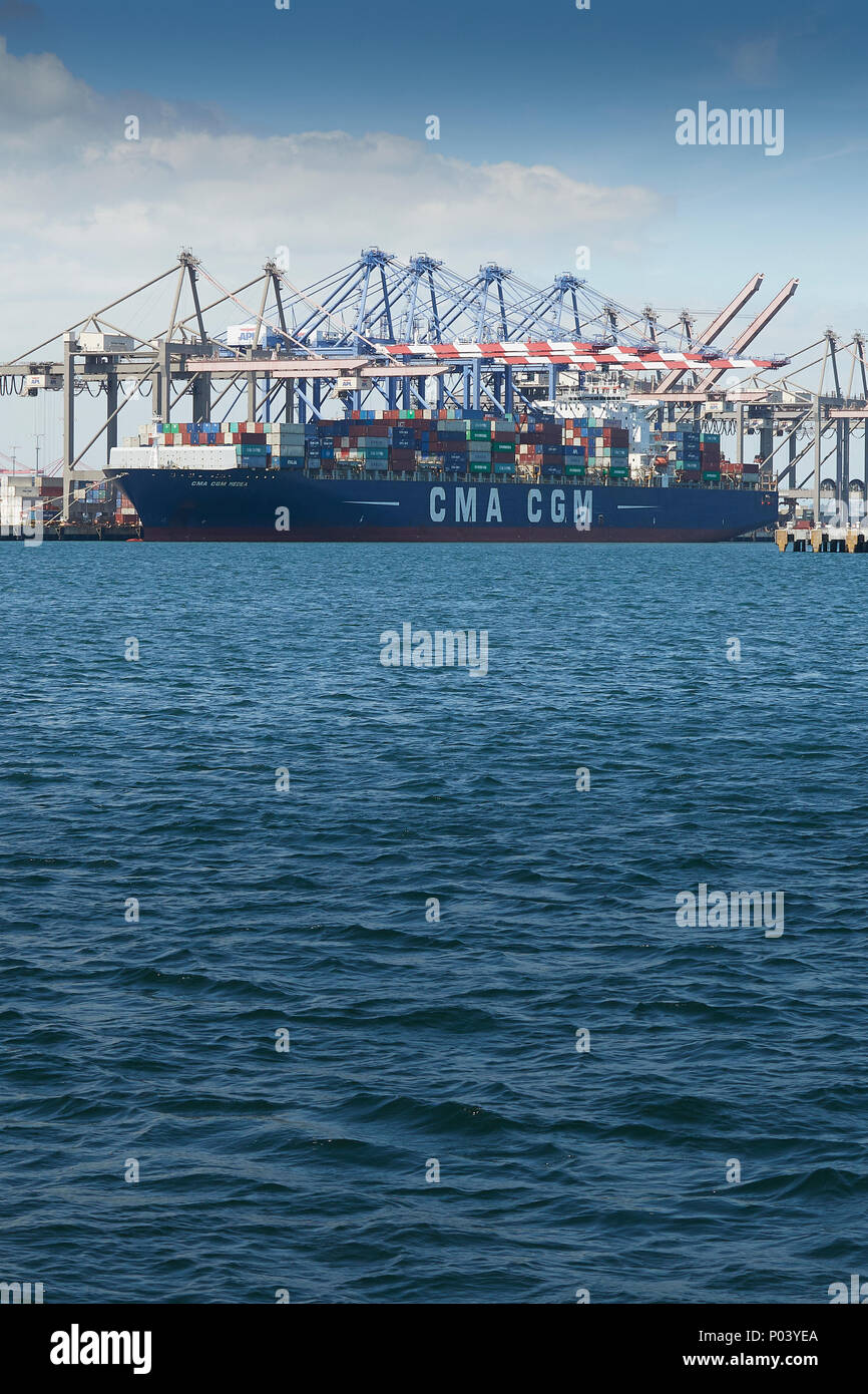 La Nave portacontainer CMA CGM MEDEA, di carico e di scarico nel porto di Los Angeles, California, USA. Foto Stock