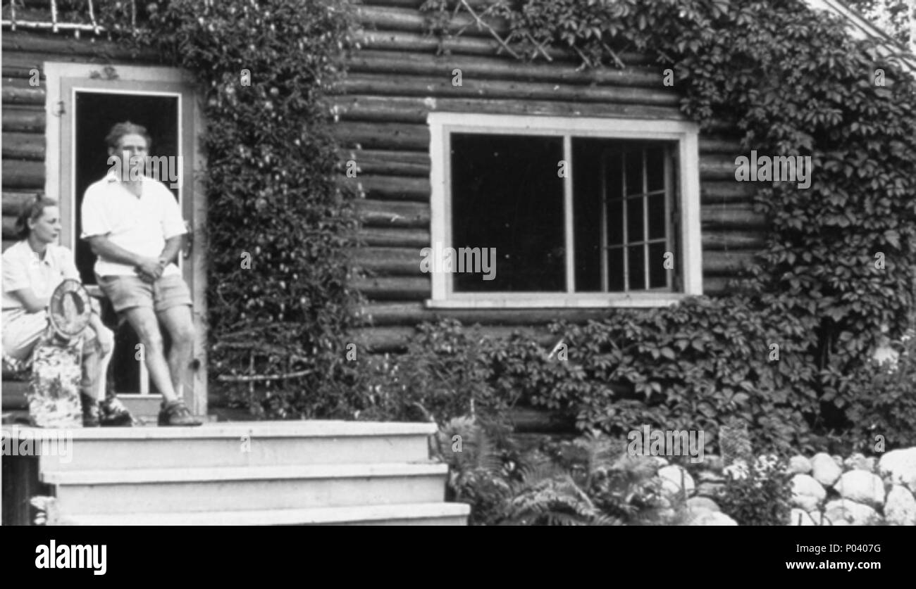 . Inglese: pittore Ernest Lindner e moglie Bodil sui gradini di cottage su "Fata Isle', il loro ritiro estivo a Emma lago . Agosto 1943 2 Ernest Lindner e moglie Bodil sui gradini di cottage sull isola di fata, Emma Lago di agosto 1943 Foto Stock