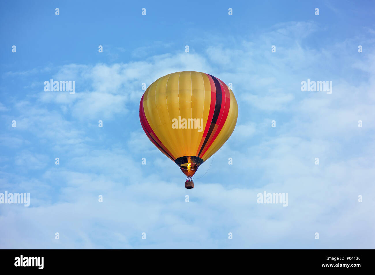 Un palloncino giallo è volare nel cielo. Un palloncino con una cesta giace  sul terreno, attrezzature per il riempimento del palloncino con freddo e  aria calda. Preparazione Foto stock - Alamy