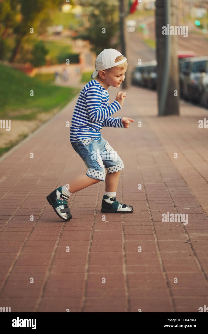 Little Boy dancing sulla strada Foto Stock