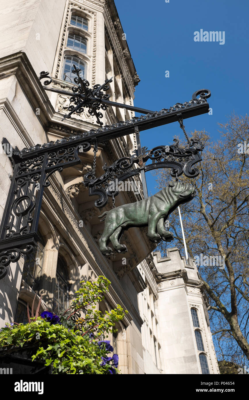 Bulldog segno di fiducia al di fuori due Temple Place London Foto Stock