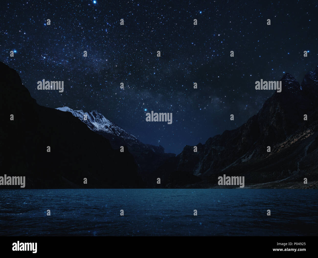 Paesaggio notturno, Silhouette montagna con acqua sul lago e il cielo pieno di stelle con la via lattea Foto Stock