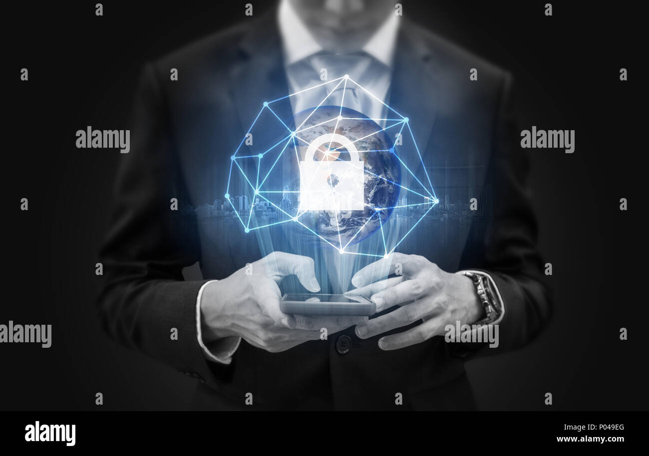 Dati di rete del sistema di protezione della tecnologia. Imprenditore utilizzando il telefono cellulare e la rete globale di tecnologia. Elemento di questa immagine sono arredare dalla NASA Foto Stock
