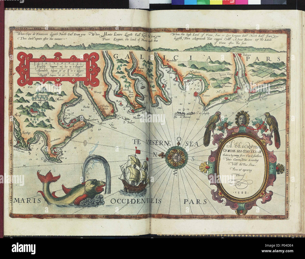 . Inglese: una descrizione del mare coastes della Galizia a partire da Cap de finisterre fino al camino, fatto secondo la situazione reale e che appaiono di esso. 1588.vincolati foglio. Colorati a mano incisione. Scala: [circa 1:400.000 (bar)]. Il nord a 277 gradi. Il bar Le scale sono in inglese, spagnolo e olandese campionati. Ulteriori luoghi: a Corcubion, Vigo, Caminha. Il grafico contiene tre profili costieri. Essa è decorata con una nave e una creatura del mare. Un grafico da Anthony Ashley's edizione in lingua inglese di "Mariners Mirrour'. Lord Howard di Effingham ordinato Waghenaer mare atlas 'De Spieghel der Foto Stock