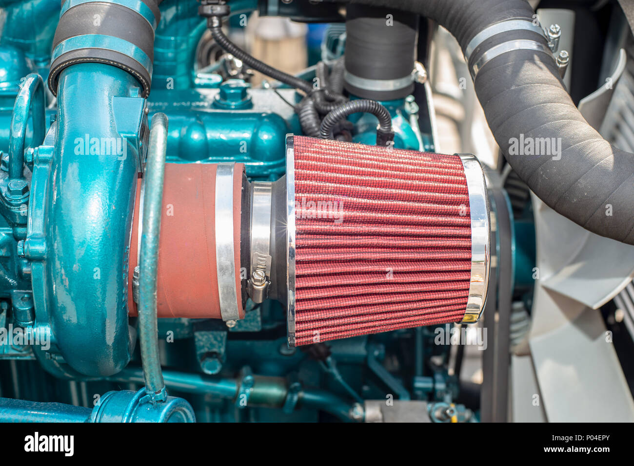 Il filtro rosso nel nuovo motore del trattore. foto industriale Foto Stock