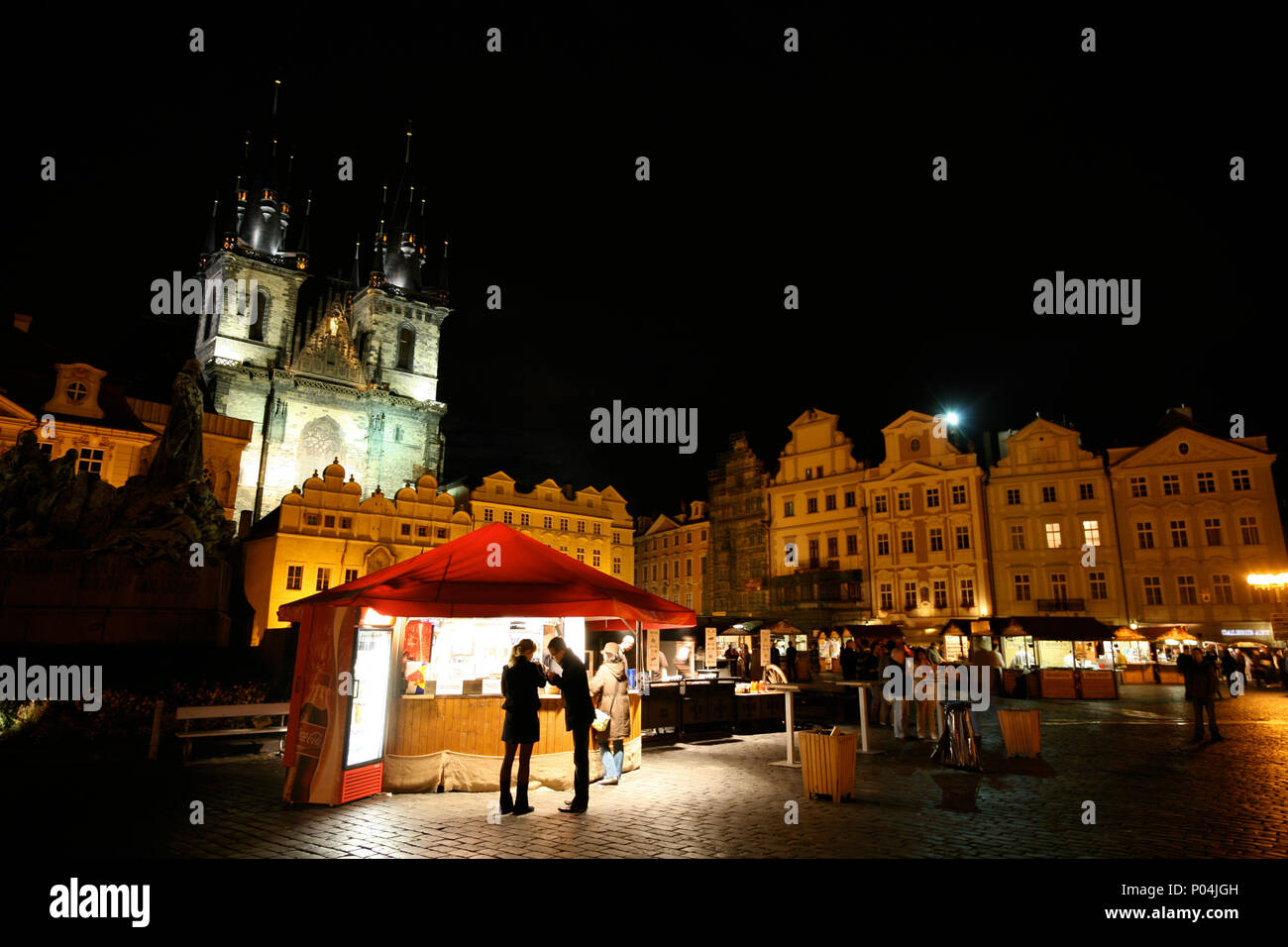 Giovane godendo di cibo durante la notte di stallo del mercato nel centro di Praga, Repubblica Ceca. Foto Stock