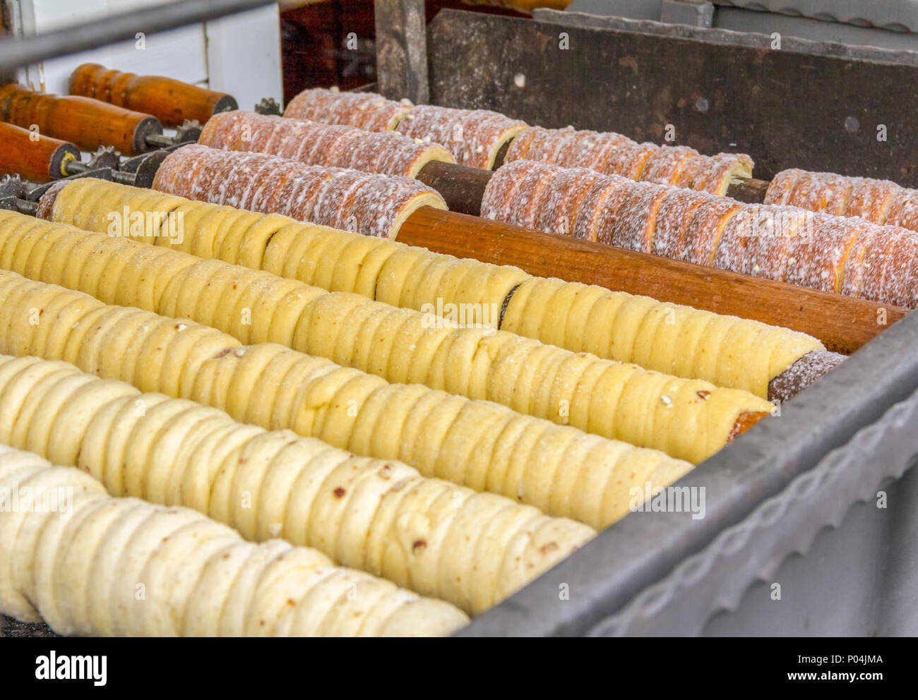 Per la maggior parte europea centrale torta allo spiedo specialty denominato Trdelnik rotante su un grill visto nella Repubblica Ceca Foto Stock