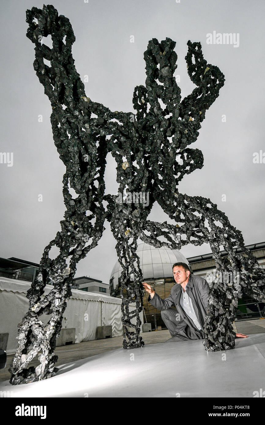 Artista Luke Jerram ispeziona la sua ultima opera 'inalare', che è un diesel di particelle di fuliggine creata il 3 milioni di volte più grande di dimensione reale usando carbone e varie sostanze chimiche, come la scultura è presentato come parte del festival di Bristol della natura. Foto Stock