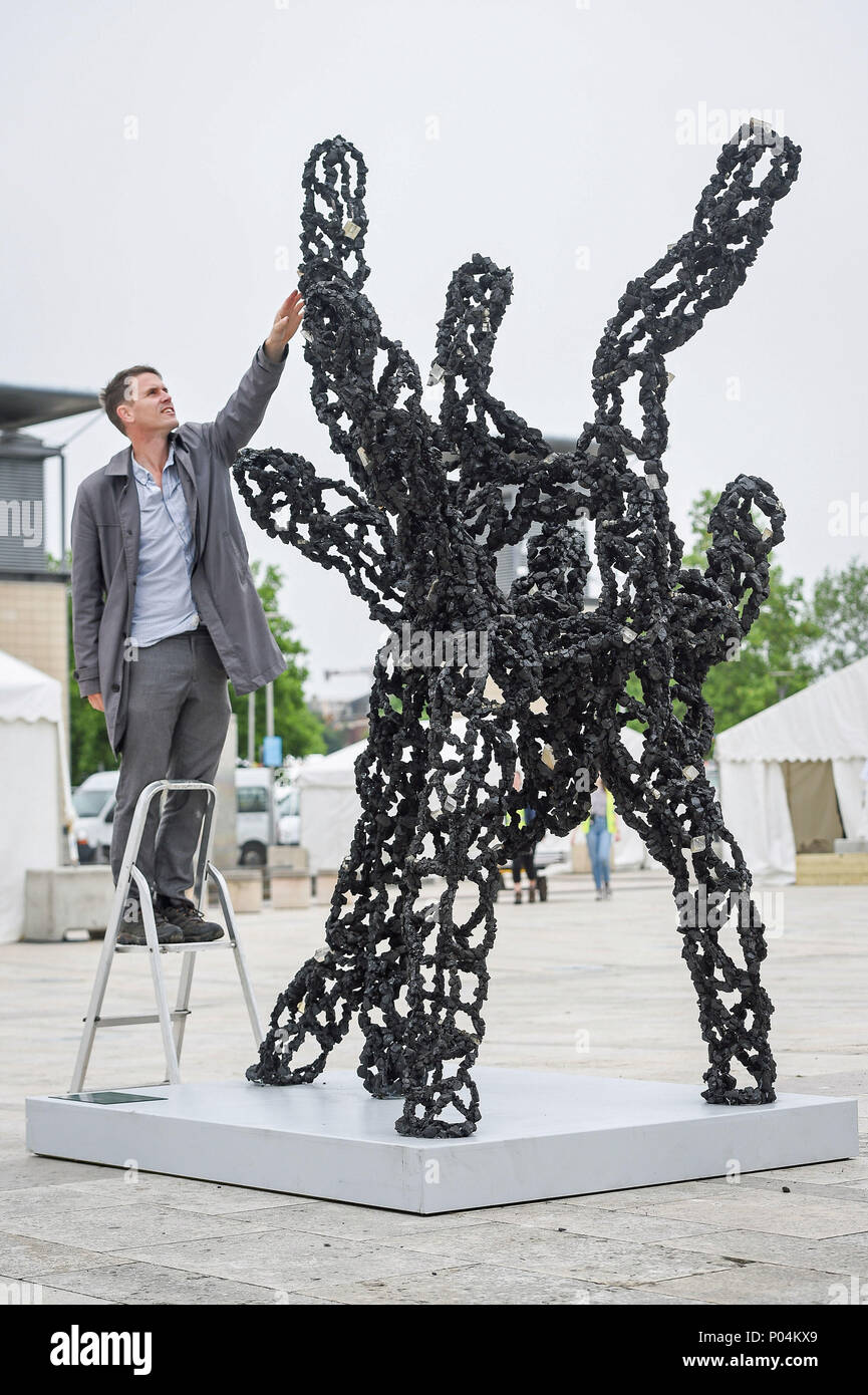 Artista Luke Jerram mette gli ultimi ritocchi alla sua ultima opera 'inalare', che è un diesel di particelle di fuliggine creata il 3 milioni di volte più grande di dimensione reale usando carbone e varie sostanze chimiche, come la scultura è presentato come parte del festival di Bristol della natura. Foto Stock