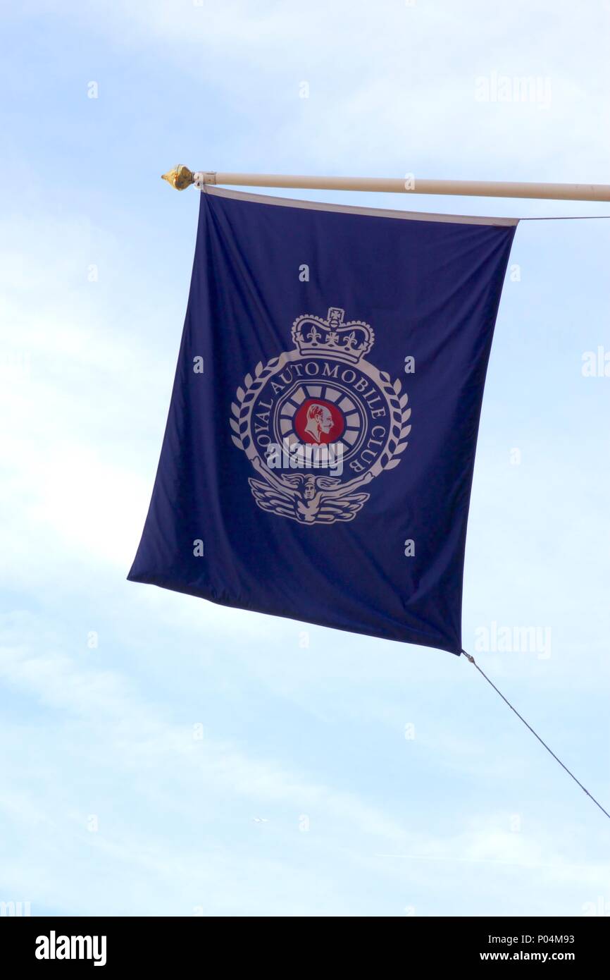 Un Royal Automobile Club bandiera contro un cielo blu in Pall Mall, Londra Foto Stock