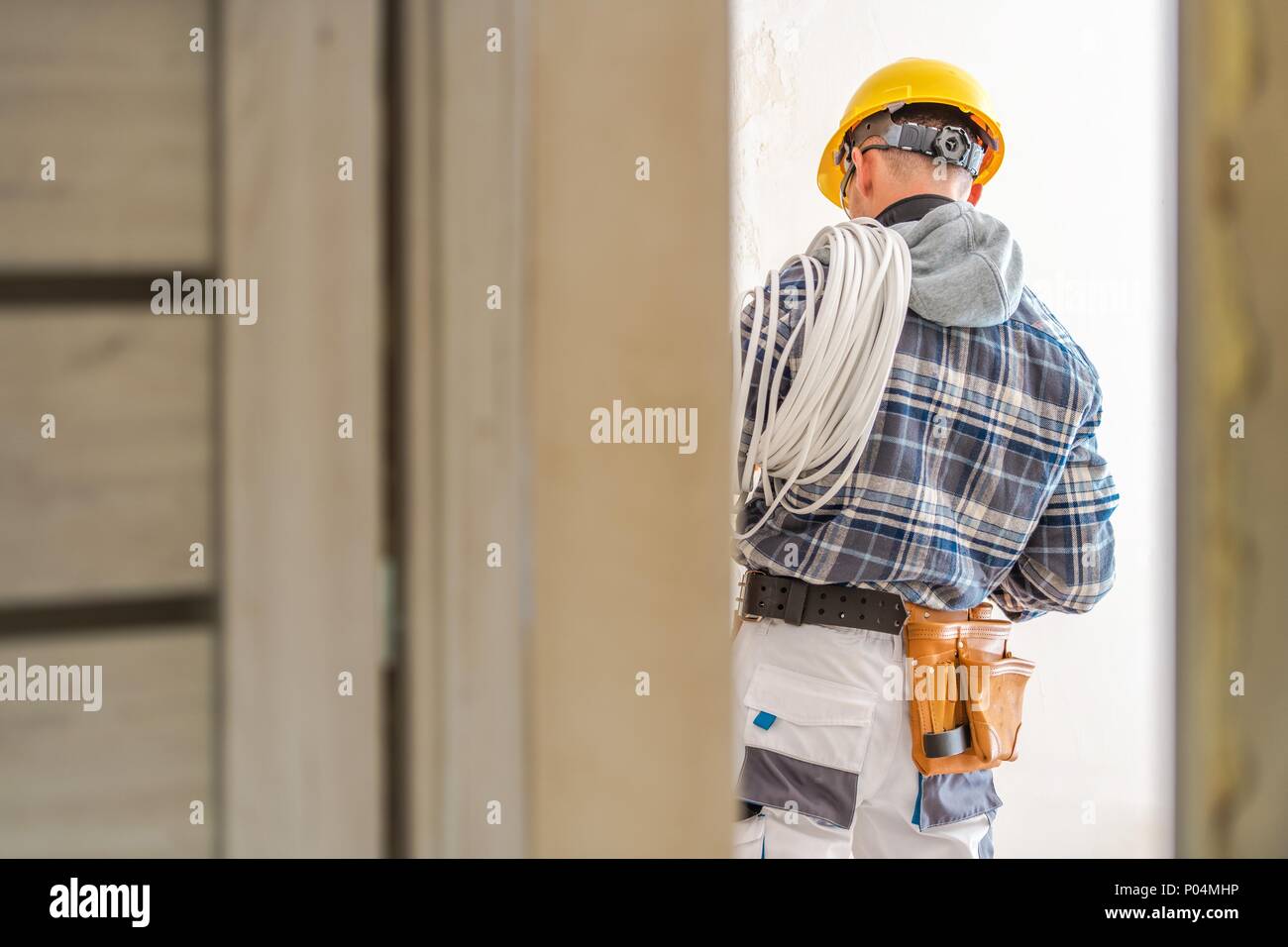 I sistemi elettrici Installer. Elettrico caucasica tecnico al lavoro. Foto Stock