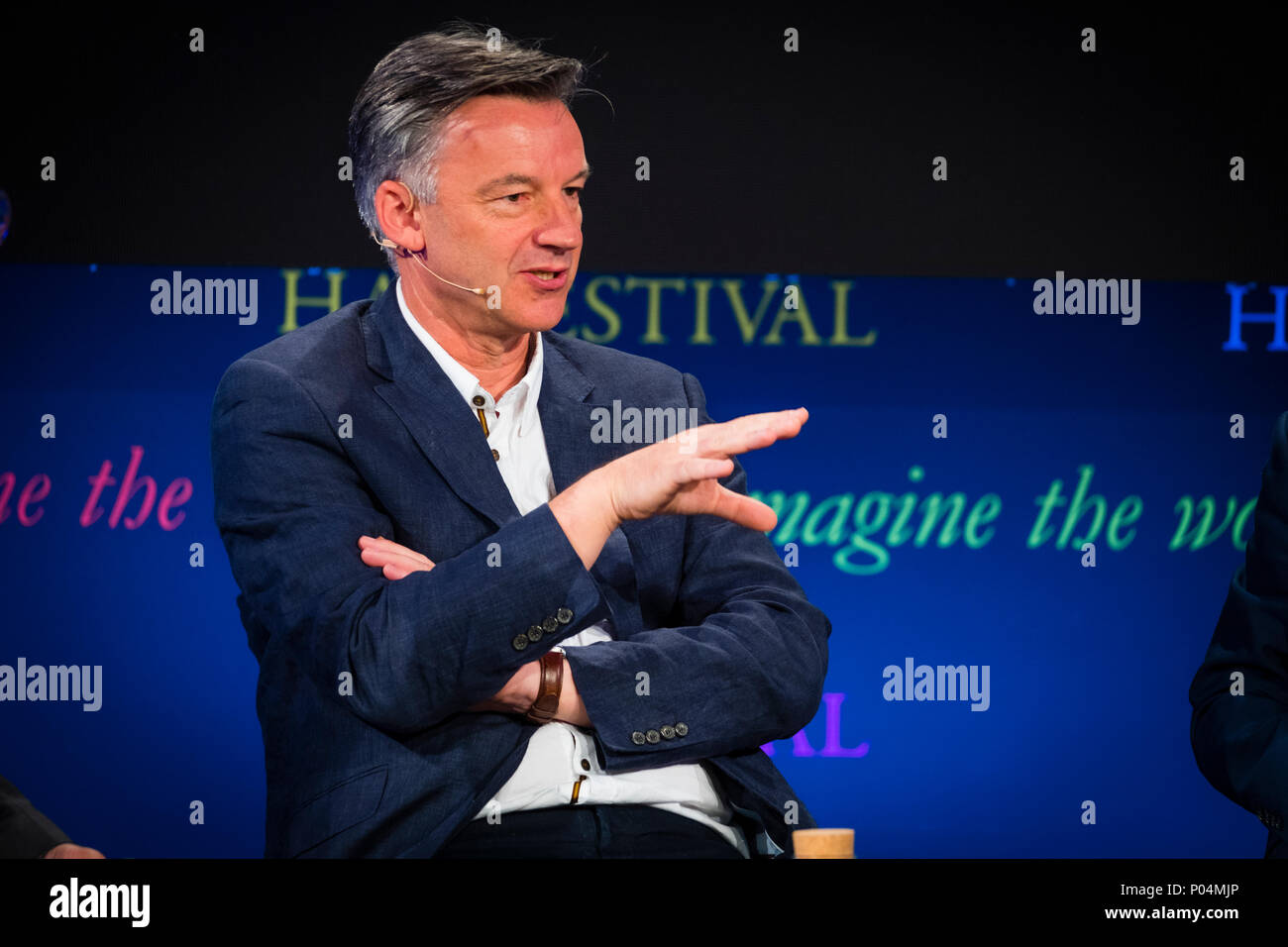 Mike Hawes, amministratore delegato della società di costruttori di automobili e di commercianti (SMMT), a Hay Festival della letteratura e delle arti, maggio 2018. Mike Hawes divenne SMMT Chief Executive il 2 settembre 2013. SMMT è la voce del Regno Unito industria automobilistica nel Regno Unito, sostenere e promuovere gli interessi dei suoi membri, in patria e all estero, al governo, le parti interessate e i mezzi di informazione. Foto Stock