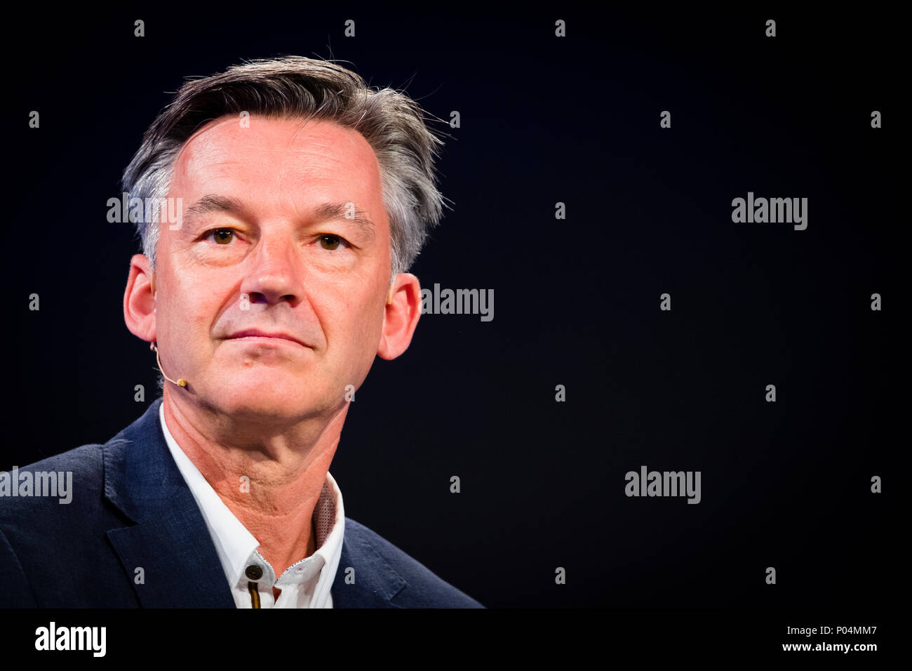 Mike Hawes, amministratore delegato della società di costruttori di automobili e di commercianti (SMMT), a Hay Festival della letteratura e delle arti, maggio 2018. Mike Hawes divenne SMMT Chief Executive il 2 settembre 2013. SMMT è la voce del Regno Unito industria automobilistica nel Regno Unito, sostenere e promuovere gli interessi dei suoi membri, in patria e all estero, al governo, le parti interessate e i mezzi di informazione. Foto Stock