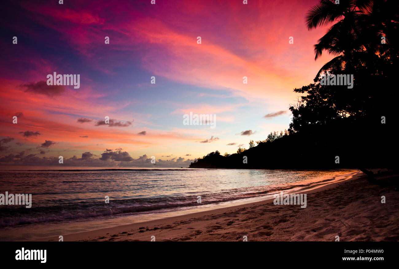 Bellissimo tramonto dal litorale che guarda all'oceano, Seychelles, Foto Stock