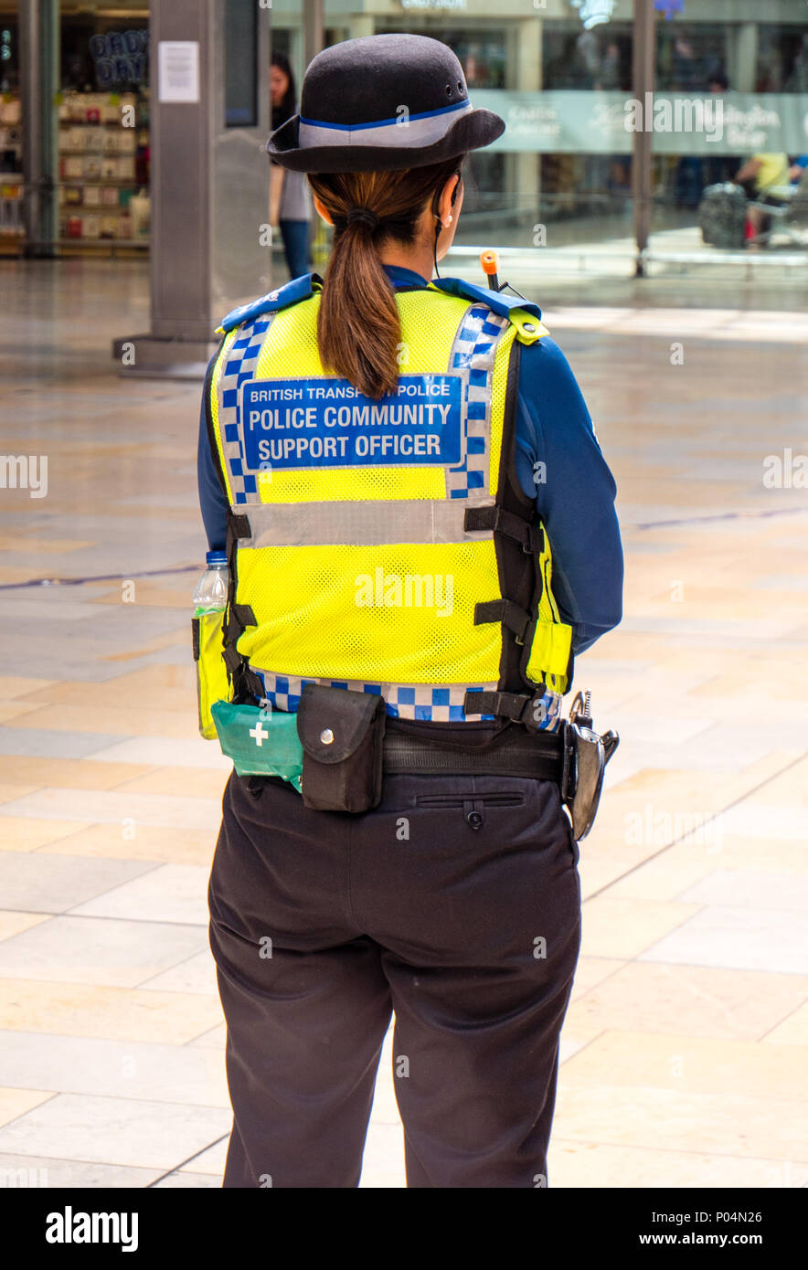 Femmina British Transport Police Community Support Officer di Londra la stazione ferroviaria di Paddington a Londra, Inghilterra, Regno Unito, GB. Foto Stock